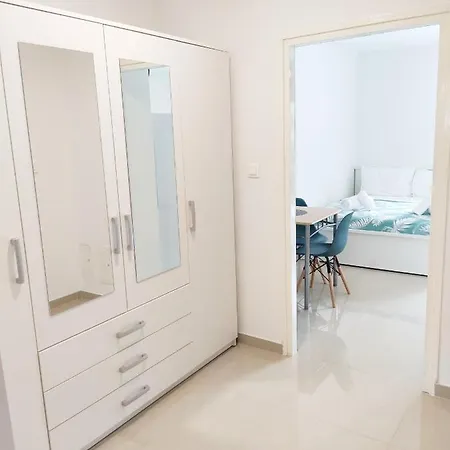 White דירה *